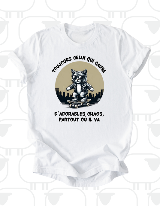 T-shirt Toujours celui qui cause d’adorables chaos, partout où il va
